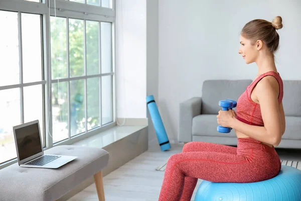 Mujer Joven Deportiva Con Entrenamiento Portátil Casa — Foto de Stock