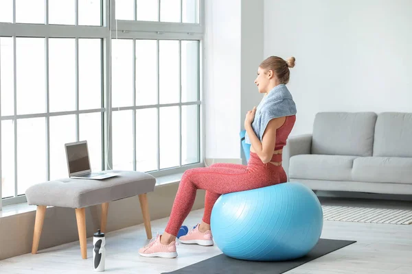 Sporty Young Woman Laptop Training Home — Stock Photo, Image