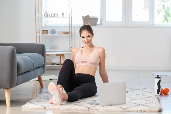 Sporty Young Woman Laptop Training Home — Stock Photo, Image