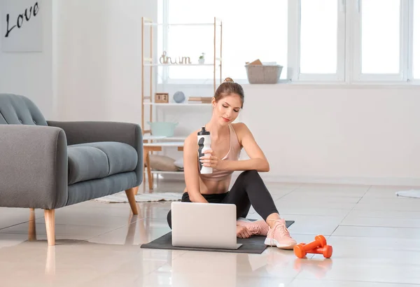 Sportieve Jonge Vrouw Met Laptop Training Thuis — Stockfoto