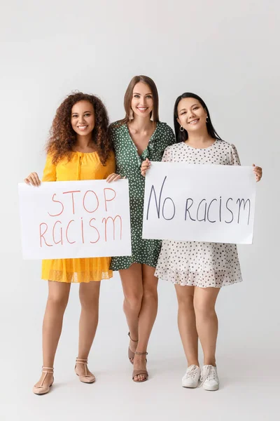 白い背景にプラカードを持つ異なる国籍の女性 人種差別をやめ — ストック写真