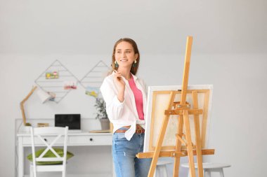 Evdeki güzel kadın ressam.