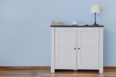 Modern dolap aydınlatma odasında