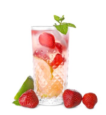 Beyaz arka planda bir bardak taze çilekli limonata.