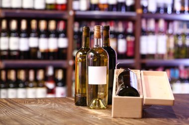 Dükkanda şarap şişeleri olan bir kutu.