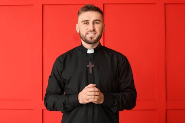 Renk geçmişi olan yakışıklı genç rahip.