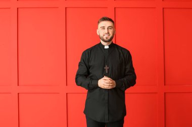 Renk geçmişi olan yakışıklı genç rahip.