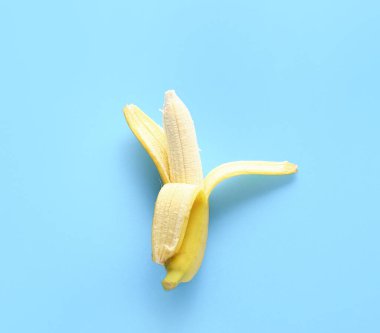 Renkli arkaplanda olgun muz