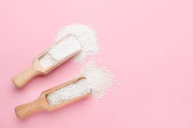 Renkli arkaplanda un ve pirinç olan Scoops