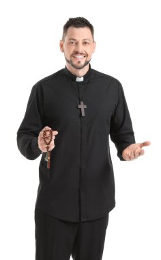 Beyaz arka planda yakışıklı bir rahip.