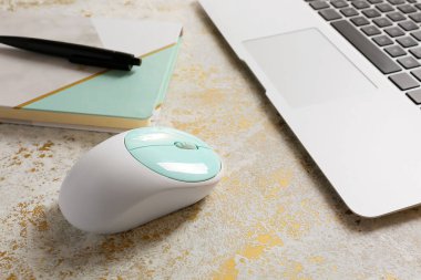 Masada modern bilgisayar faresi, dizüstü bilgisayar ve defter