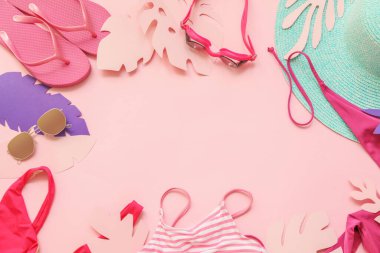 Renk arkaplanında plaj aksesuarları olan kompozisyon