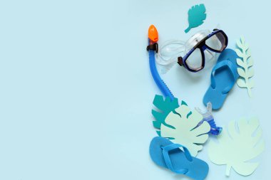 Renk arkaplanında plaj aksesuarları olan kompozisyon