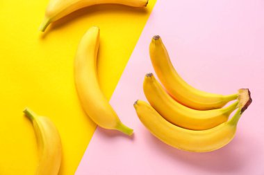Renkli arka planda olgun muzlar
