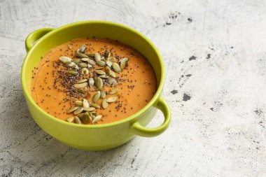 Hafif arka planda bir kap lezzetli mercimek çorbası