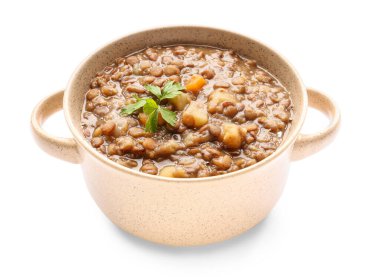 Beyaz arka planda lezzetli mercimek çorbası