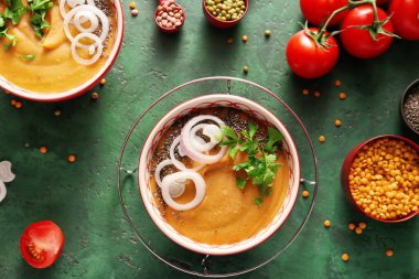Arka planda lezzetli mercimek çorbaları