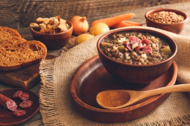 Masada bir kase lezzetli mercimek çorbası