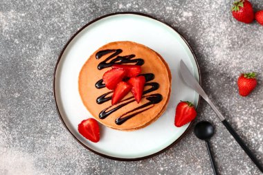 Gri arka planda böğürtlenli tatlı krepler