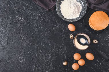 Koyu arkaplanda krep malzemeleri olan kompozisyon