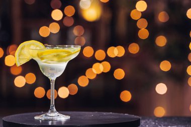 Masada bir bardak taze martini.