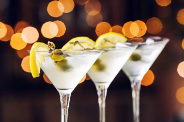 Koyu arkaplanda bir bardak taze martini.