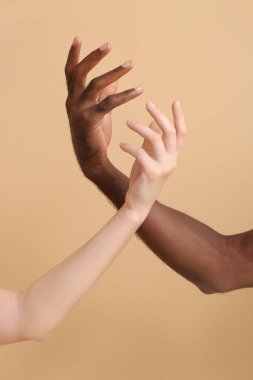 Beyaz kadın elleri ve siyah arka planda Afro-Amerikan erkek. Irkçılık kavramı