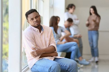 Koridordaki pencerenin yanında yalnız bir Afro-Amerikalı var. Irkçılığı bırak