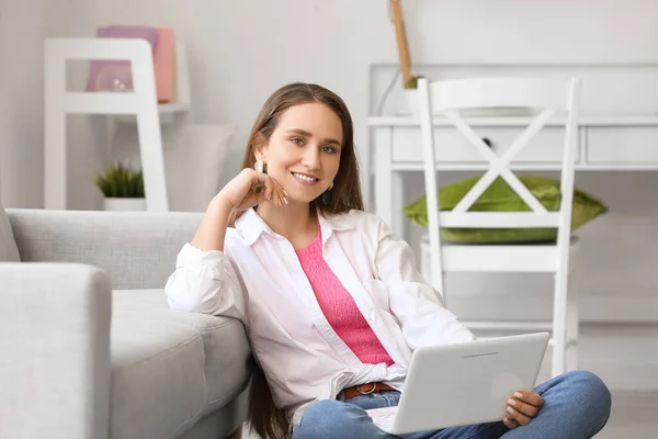 Bella Giovane Donna Con Computer Portatile Casa — Foto Stock