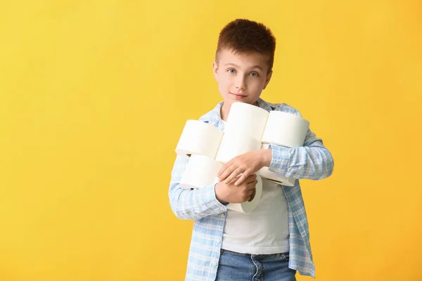 Vtipný Malý Chlapec Toaletním Papírem Barevném Pozadí — Stock fotografie