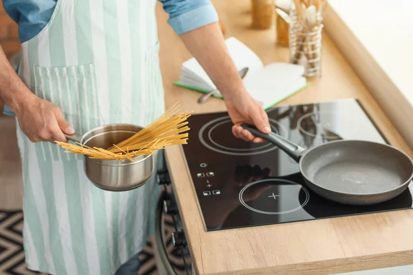 Joven Hombre Hirviendo Pasta Cocina —  Fotos de Stock