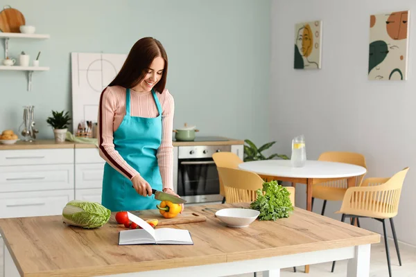 Giovane Donna Che Cucina Cucina — Foto Stock