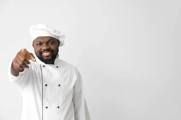 Chef Afroamericano Masculino Señalando Espectador Sobre Fondo Blanco — Foto de Stock