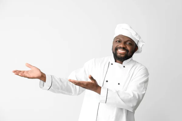Chef Afroamericano Masculino Mostrando Algo Sobre Fondo Blanco — Foto de Stock