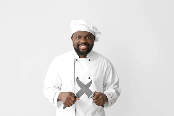 Chef Afroamericano Masculino Con Cuchillos Sobre Fondo Blanco —  Fotos de Stock