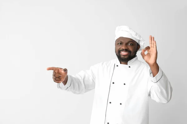 Chef Afroamericano Masculino Mostrando Sobre Fondo Blanco —  Fotos de Stock