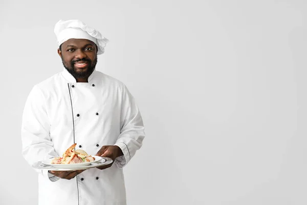 Chef Afroamericano Masculino Con Sabroso Plato Sobre Fondo Blanco — Foto de Stock