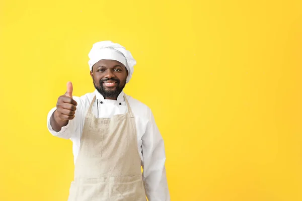 Chef Afroamericano Masculino Mostrando Pulgar Hacia Arriba Fondo Color —  Fotos de Stock