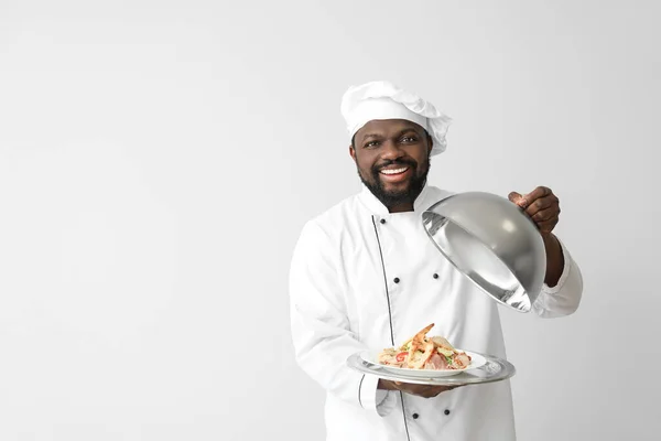 Chef Afroamericano Masculino Con Sabroso Plato Sobre Fondo Blanco — Foto de Stock