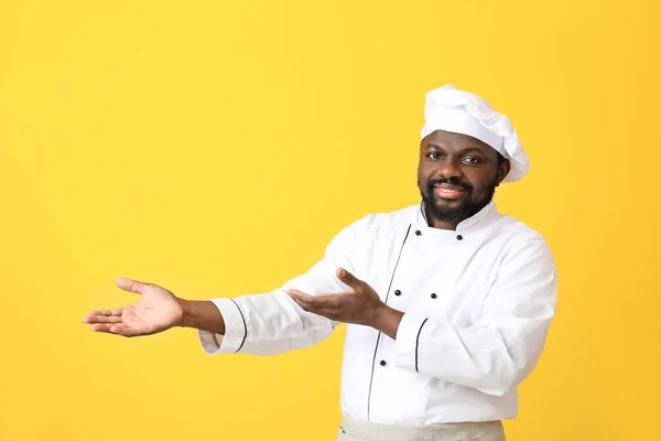 Chef Afroamericano Masculino Mostrando Algo Sobre Fondo Color —  Fotos de Stock