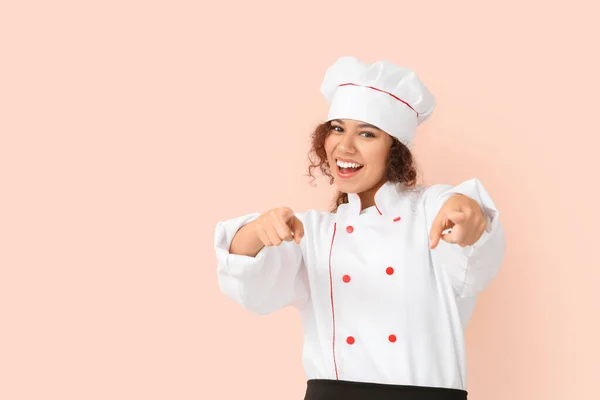 Donna Afro Americano Chef Indicando Spettatore Sfondo Colori — Foto Stock