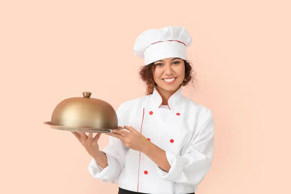 Afroamerikanische Köchin Mit Tablett Und Cloche Auf Farbigem Hintergrund — Stockfoto