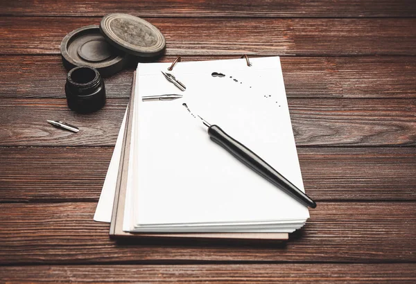 ノート ペンとテーブルの上のインク — ストック写真