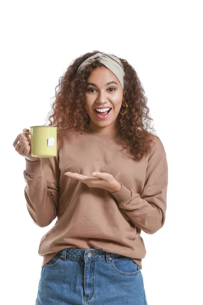 Schöne Junge Afroamerikanische Frau Mit Heißem Tee Auf Weißem Hintergrund — Stockfoto