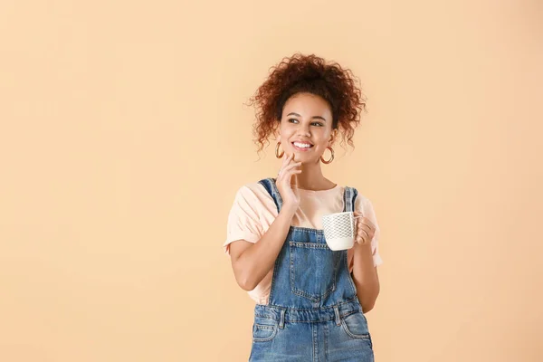 Bella Giovane Donna Afro Americana Con Caldo Sfondo Colore — Foto Stock