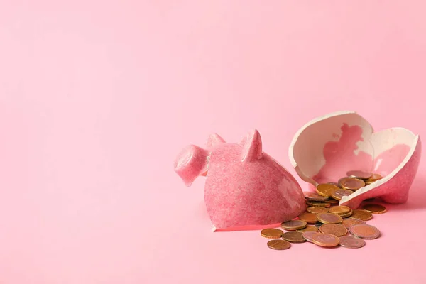 Broken Piggy Bank Coins Color Background — Stock Photo, Image