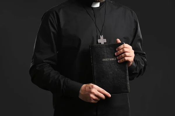 Joven Sacerdote Con Biblia Sobre Fondo Oscuro — Foto de Stock