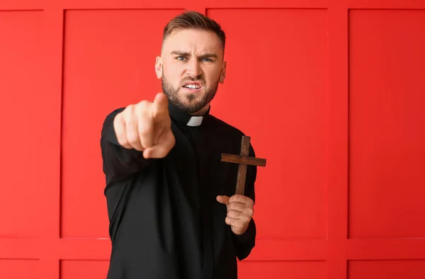 Joven Sacerdote Enojado Con Cruz Sobre Fondo Color — Foto de Stock