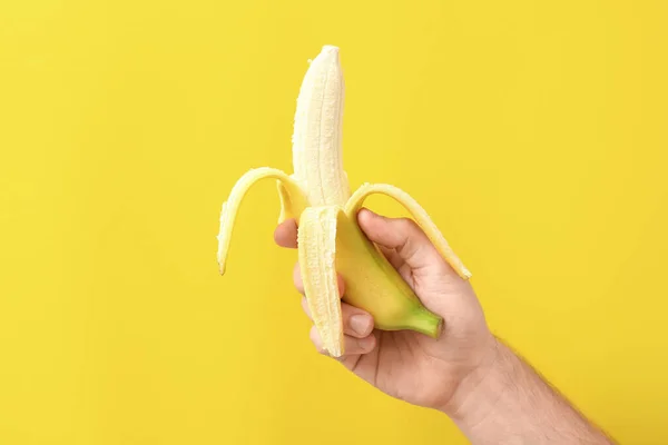 Male Hand Ripe Banana Color Background — Stock Photo, Image