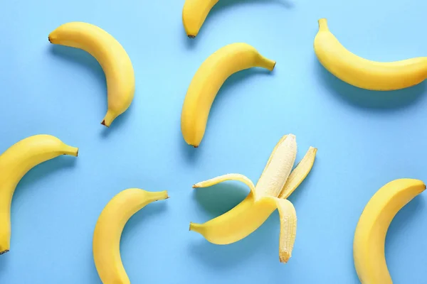 Plátanos Maduros Sobre Fondo Color — Foto de Stock